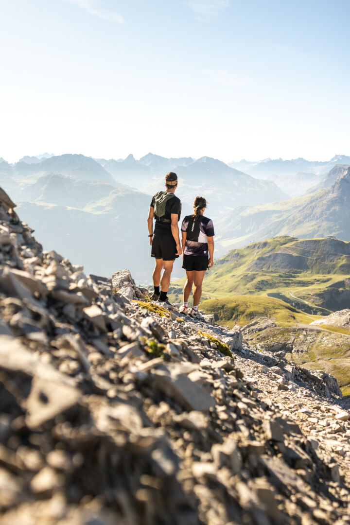 Zwei Trailrunner blicken in die Bergkulisse 