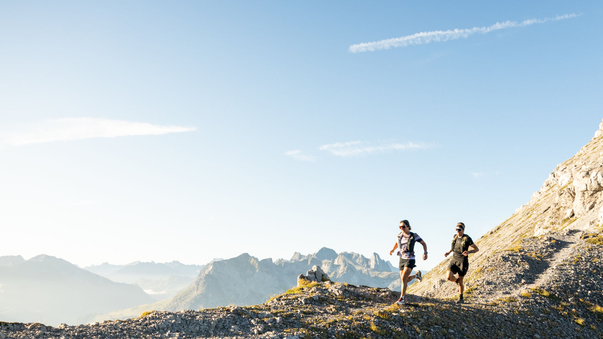 Zwei Trailrunner trainieren im Sommer in der Berglandschaft von Lech Zürs
