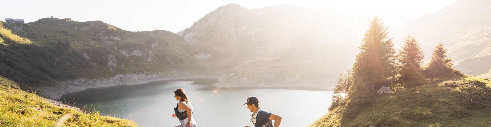 Zwei Trailrunner trainieren entlang des Formariensee im Herbst