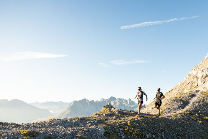 Zwei Trailrunner trainieren im Sommer in der Berglandschaft von Lech Zürs