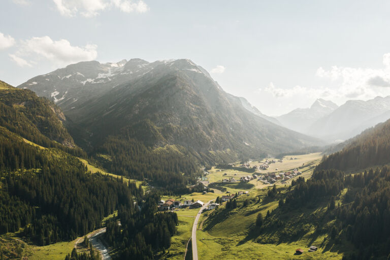 Blick auf den Ortsteil Zug von der Vogelperspektive mit herbstlicher Atmosphäre